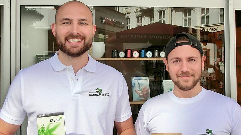 Jungunternehmer Lukas Schwarz (links) und sein Geschäftsführer Christopher Olschowski vor der neuen 'Cannameleon'-Filiale in der Eichhornstraße. Jungunternehmer Lukas Schwarz (links) und sein Geschäftsführer Christopher Olschowski vor der neuen 'Cannameleon'-Filiale in der Eichhornstraße.