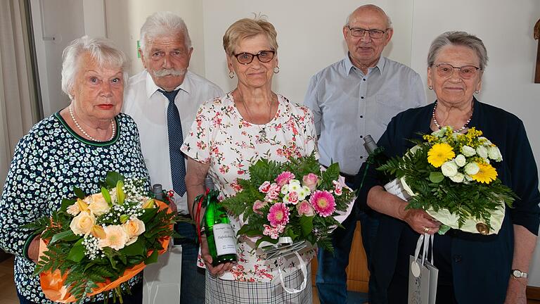 Geehrt für treue Mitarbeit bei der Kitzinger Tafel wurden am Freitag (von links): Carola Stetting, Vorsitzender Manfred Seigner, Aloisia Ihrig-Braune, Arno Ewert und Helene Schamann. Geehrt für treue Mitarbeit bei der Kitzinger Tafel wurden am Freitag (von links): Carola Stetting, Vorsitzender Manfred Seigner, Aloisia Ihrig-Braune, Arno Ewert und Helene Schamann.