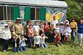 Die muntere Gruppe aus Dritt- und Viertklässlern der GS Triefenstein mit den Mitarbeitern der Firma HeidelbergCement, des LBV und der Mittagsbetreuung. Einige Kinder gehen gleich zum Bienenstock, andere simulieren den Insekten-Blick, die Welt durch Facettenaugen.