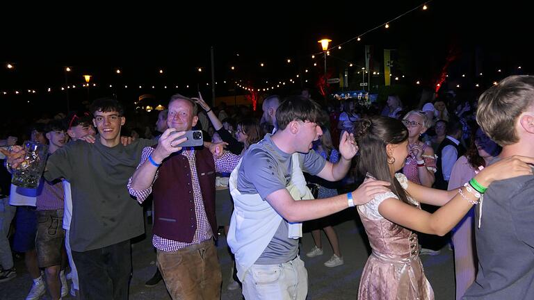 Sogar eine Polonaise schlängelte sich am Sonntag durch das Weinfest-Getümmel. Sogar eine Polonaise schlängelte sich am Sonntag durch das Weinfest-Getümmel.