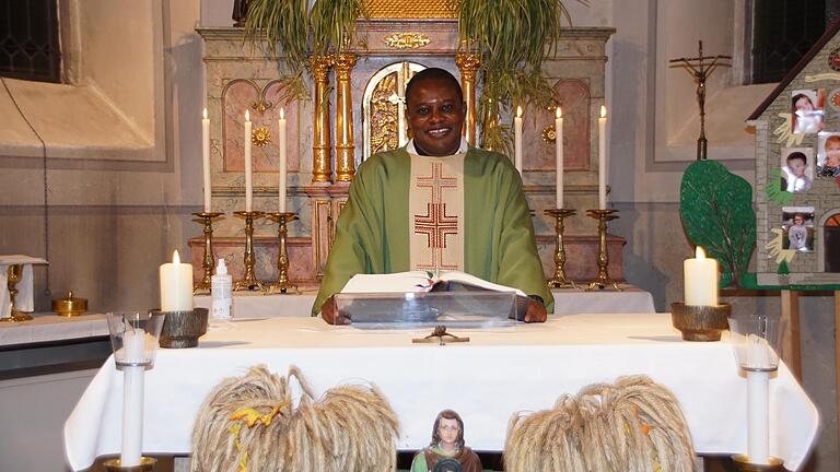 Bill Augustin Mikambu Lotundo ist der neue mitarbeitende Priester in der Pfarreiengemeinschaft Main-Steigerwald. Der 46-Jährige stammt aus der Demokratischen Republik Kongo. Das Bild entstand in der Anna-Kirche in Neuschleichach. Bill Augustin Mikambu Lotundo ist der neue mitarbeitende Priester in der Pfarreiengemeinschaft Main-Steigerwald. Der 46-Jährige stammt aus der Demokratischen Republik Kongo. Das Bild entstand in der Anna-Kirche in Neuschleichach.