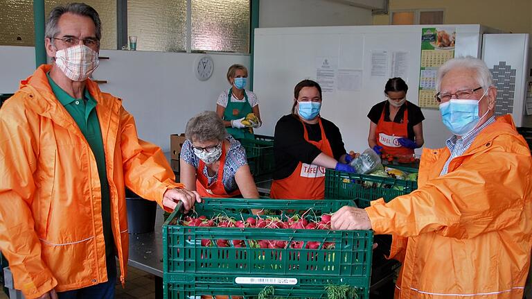 Schweinfurter Tafelladen – mit Maskenpflicht: Vorsitzender Ernst Gehling, Irene Pfaff, Helene Herzog, Doris Zier, Evi Gehr-Holländer und Tafel-Pionier Horst Wacker (von links). Schweinfurter Tafelladen – mit Maskenpflicht: Vorsitzender Ernst Gehling, Irene Pfaff, Helene Herzog, Doris Zier, Evi Gehr-Holländer und Tafel-Pionier Horst Wacker (von links).