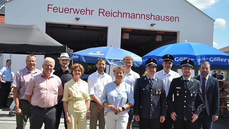 Ehrengäste bei der Übergabe des neuen Feuerwehrhauses in Reichmannshausen waren (von links) Jürgen Geist, Bernd Götzendörfer, Nicolai Heim, Bettina Bärmann, Florian Göger, Petra Zinser, Maximilian Alber, Marco Walter, Florian Zippel, Thomas Eberl und Stefan Rottmann. Ehrengäste bei der Übergabe des neuen Feuerwehrhauses in Reichmannshausen waren (von links) Jürgen Geist, Bernd Götzendörfer, Nicolai Heim, Bettina Bärmann, Florian Göger, Petra Zinser, Maximilian Alber, Marco Walter, Florian Zippel, Thomas Eberl und Stefan Rottmann.