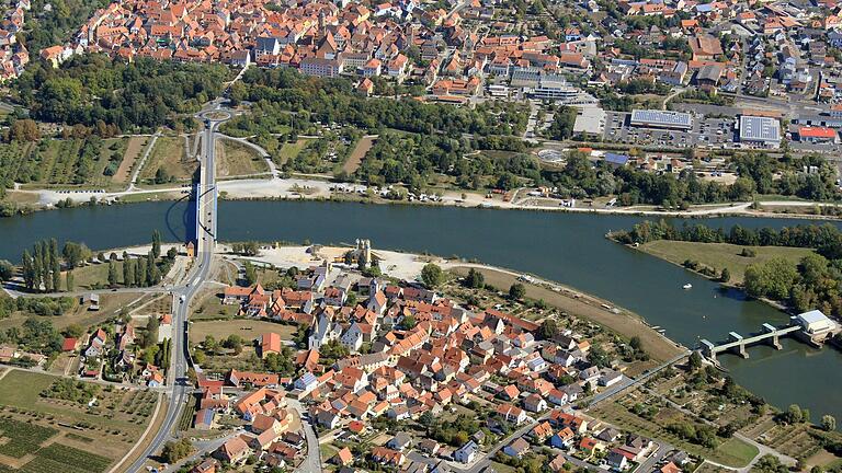Blick von oben auf Astheim (unten im Bild) sowie auf das Volkacher Mainvorland, das umgestaltet wird. Diese Luftaufnahme hat unser Leser Richard Scharnagel im September 2018 gemacht. Blick von oben auf Astheim (unten im Bild) sowie auf das Volkacher Mainvorland, das umgestaltet wird. Diese Luftaufnahme hat unser Leser Richard Scharnagel im September 2018 gemacht.