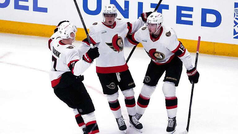 Chicago Blackhawks - Ottawa Senators       -  Tim Stützle (M.) feiert beim Siegtreffer seinen 64. Scorerpunkt der Saison.