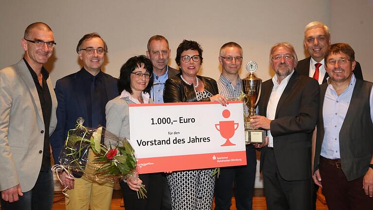 Die Vereinsführung des TV Unterdürrbach wurde am Montagabend als „Vorstand des Jahres 2016“ ausgezeichnet. Im Bild (von links) Andreas Jungbauer (Main-Post, Redaktionsleiter Würzburg), der städtische Sportreferent Muchtar Al Ghusain, TVU-Schatzmeisterin Katja Kapp, TVU-Sportleiter Erwin Kräml, die stellvertretenden TVU-Vorsitzenden Dagmar Hemmerich und Stefan Bedel, TVU-Vorsitzender Helmut Radler, Manfred Heuer (Gebietsdirektor Sparkasse Mainfranken) und VWS-Präsident Christoph Hoffmann. Die Vereinsführung des TV Unterdürrbach wurde am Montagabend als „Vorstand des Jahres 2016“ ausgezeichnet. Im Bild (von links) Andreas Jungbauer (Main-Post, Redaktionsleiter Würzburg), der städtische Sportreferent Muchtar Al Ghusain, TVU-Schatzmeisterin Katja Kapp, TVU-Sportleiter Erwin Kräml, die stellvertretenden TVU-Vorsitzenden Dagmar Hemmerich und Stefan Bedel, TVU-Vorsitzender Helmut Radler, Manfred Heuer (Gebietsdirektor Sparkasse Mainfranken) und VWS-Präsident Christoph Hoffmann.