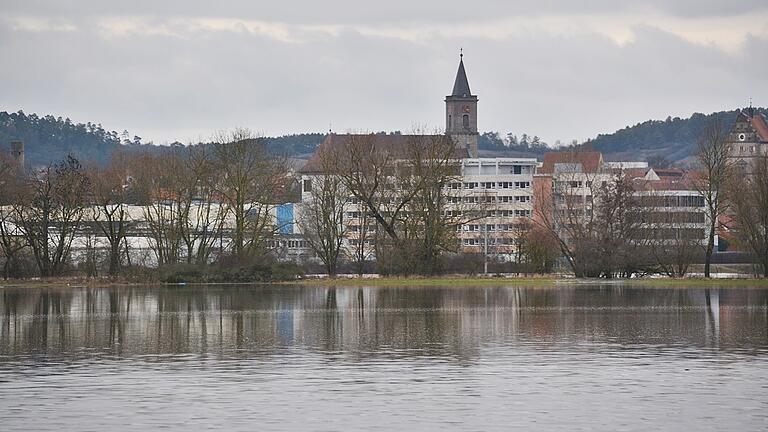 Bad Neustadt von der Gemeinde Salz aus gesehen: Eine große Seenlandschaft war hier am Wochenende entstanden. Bad Neustadt von der Gemeinde Salz aus gesehen: Eine große Seenlandschaft war hier am Wochenende entstanden.