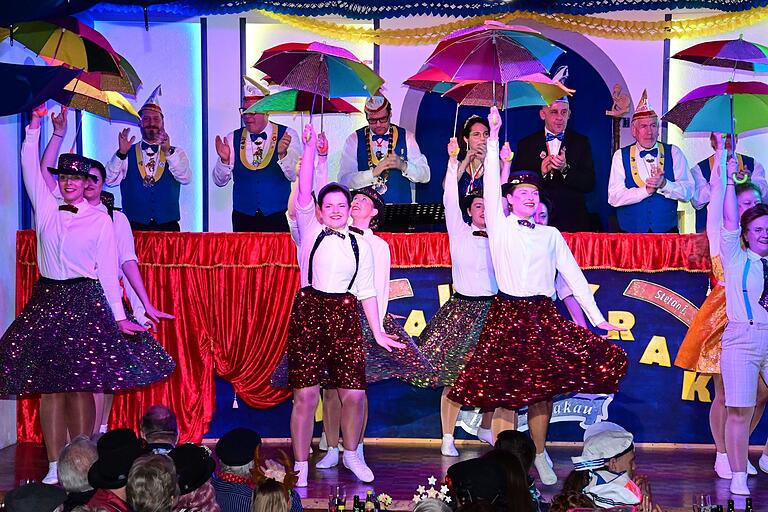 Mary Poppins auf der Bühne des Pfarrheims, als Showtanz der Ü15.