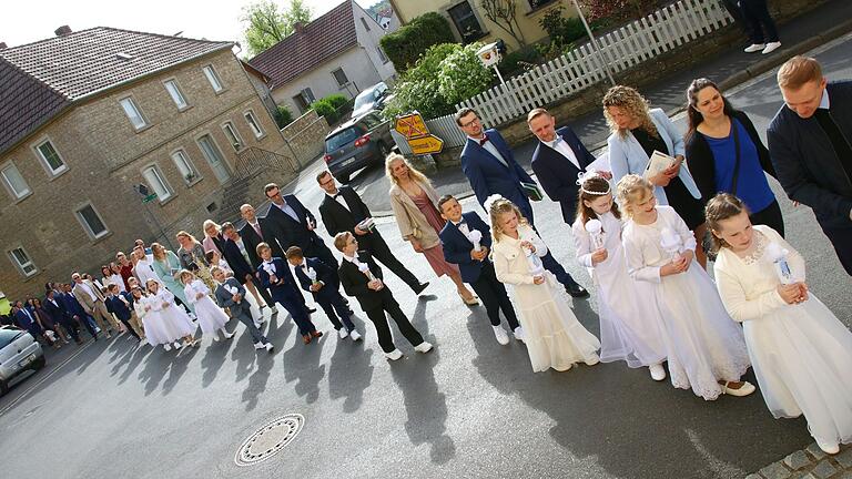 Insgesamt 19 Kinder aus der Großgemeinde Prichsenstadt empfingen in Kirchschönbach ihre erste heilige Kommunion. Insgesamt 19 Kinder aus der Großgemeinde Prichsenstadt empfingen in Kirchschönbach ihre erste heilige Kommunion.