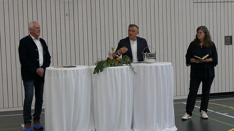 Im Beisein von Bürgermeister Günther Werner (links) segneten Pastoralreferentin Claudia Nowak (rechts) und Pfarrer Thomas Prusseit (Mitte) die Räume. Im Beisein von Bürgermeister Günther Werner (links) segneten Pastoralreferentin Claudia Nowak (rechts) und Pfarrer Thomas Prusseit (Mitte) die Räume.