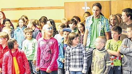 Noch einmal alles geben: Zum Abschluss der Kinderstadtranderholung singen die Kinder zusammen mit den Betreuern ihren Zellsong 2014.