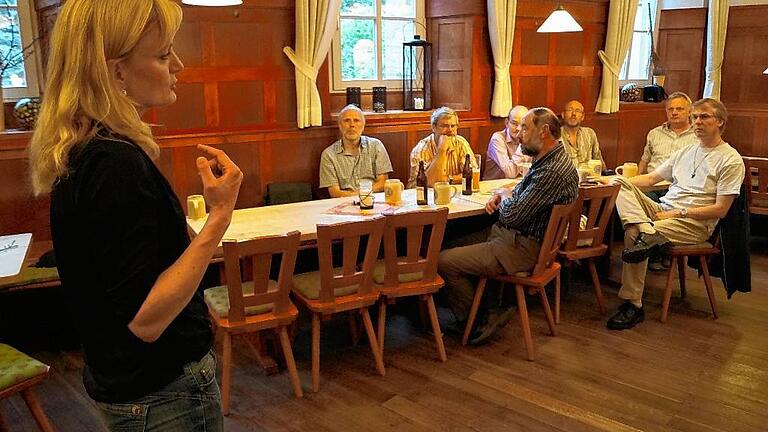 Am Mittwochabend diskutierte Gewerkschaftssekretärin Marietta Eder mit einigen Besuchern über das Freihandelsabkommen TTIP.