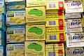 Butter im Kühlregal       -  Die Auswahl an Buttersorten ist groß. Trotzdem ist die Produktion in Deutschland eine Nische. Nur 1,5 Prozent der Rohmilch geht hierzulande in Butter.