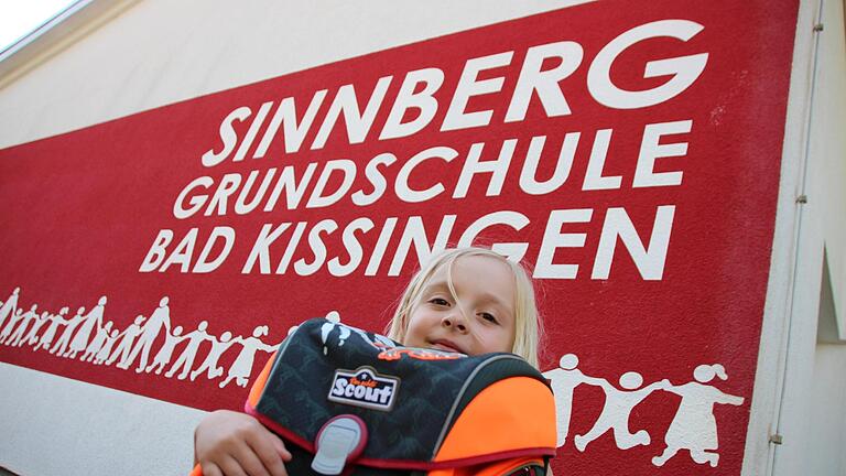 Sophie aus Bad Kissingen ist eines von 755 Kindern, das im September im Landkreis Bad Kissingen eingeschult wird. Sie freut sich schon auf den ersten Schultag an der Sinnberg-Grundschule. Foto: Benedikt Borst       -  Sophie aus Bad Kissingen ist eines von 755 Kindern, das im September im Landkreis Bad Kissingen eingeschult wird. Sie freut sich schon auf den ersten Schultag an der Sinnberg-Grundschule. Foto: Benedikt Borst