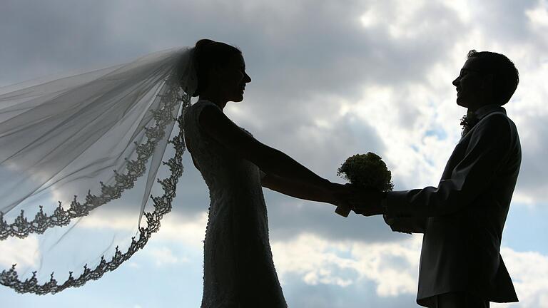 Für eine standesamtliche Hochzeit unter freiem Himmel braucht es offiziell gewidmete Trauorte. Kitzingen will nun zumindest zwei solcher Plätze schaffen. Für eine standesamtliche Hochzeit unter freiem Himmel braucht es offiziell gewidmete Trauorte. Kitzingen will nun zumindest zwei solcher Plätze schaffen.