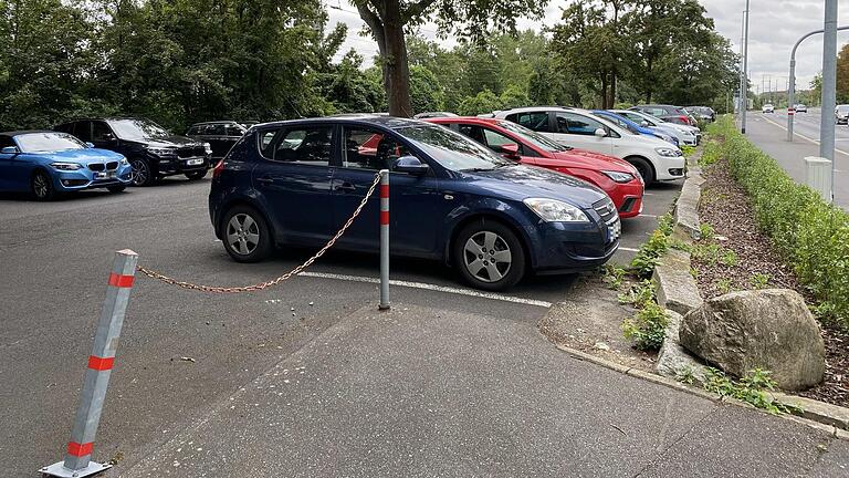 Die SWG hat die Miete für Dauerparker, wie hier in der Gunnar-Wester-Straße, drastisch erhöht. Sie folgt damit einem Stadtratsbeschluss aus dem Januar.
