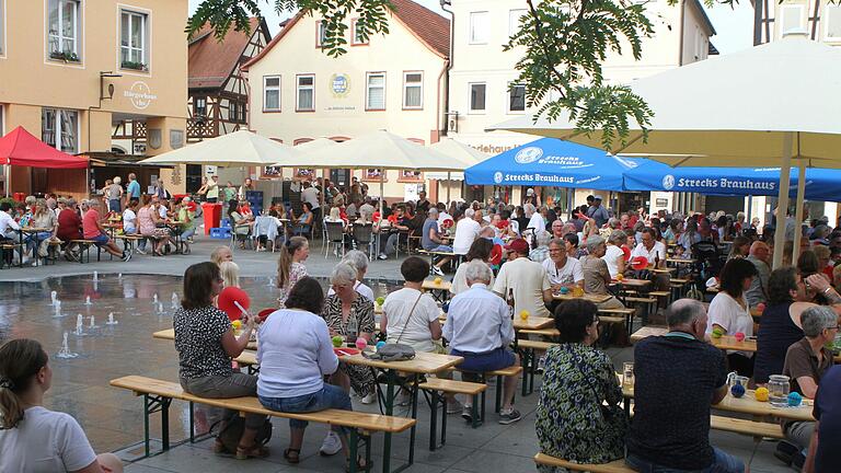 Zahlreiche Veranstaltungen sorgen für Leben auf dem Marktplatz in Mellrichstadt. Bevor das erste Integrierte städtebauliche Entwicklungskonzept auf den Weg gebracht wurde, war der Marktplatz eine reine Parkfläche. Zahlreiche Veranstaltungen sorgen für Leben auf dem Marktplatz in Mellrichstadt. Bevor das erste Integrierte städtebauliche Entwicklungskonzept auf den Weg gebracht wurde, war der Marktplatz eine reine Parkfläche. 