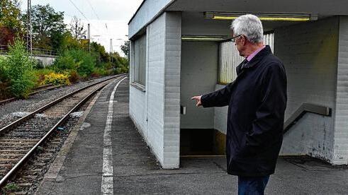 Bürgermeister Günther Werner zeigt es: Hier muss der Bahnsteig verbreitert und Gleis 3 ein Stück nach Norden verlegt werden, damit Mütter mit Kinderwagen und Reisende, die auf Rollstuhl oder Rollator angewiesen sind, ungefährdet und bequem den Aufzug erreichen können, der östlich der Unterführungshäuschen zur barrierefreien Gestaltung des Bahnhofs errichtet wird. Bürgermeister Günther Werner zeigt es: Hier muss der Bahnsteig verbreitert und Gleis 3 ein Stück nach Norden verlegt werden, damit Mütter mit Kinderwagen und Reisende, die auf Rollstuhl oder Rollator angewiesen sind, ungefährdet und bequem den Aufzug erreichen können, der östlich der Unterführungshäuschen zur barrierefreien Gestaltung des Bahnhofs errichtet wird.