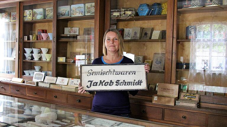 Andrea Meub hat in Friesenhausen einen 40 Jahre leer stehenden Kolonialwarenladen saniert und wieder eröffnet. Dafür erhält sie einen der 15 bayerischen Staatspreise für Erhalt der Baukultur im ländlichen Raum. Andrea Meub hat in Friesenhausen einen 40 Jahre leer stehenden Kolonialwarenladen saniert und wieder eröffnet. Dafür erhält sie einen der 15 bayerischen Staatspreise für Erhalt der Baukultur im ländlichen Raum.