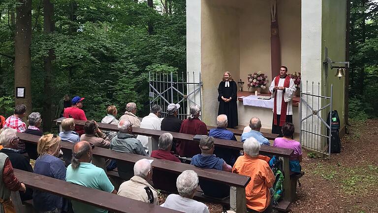 Das Foto zeigt (von links): Pfarrerin Marina Rauh und Pfarrer Johannes Werst mit Gläubigen an der Sodenbergkapelle.