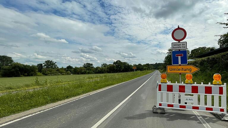 Nichts geht mehr zwischen Kitzingen und Mainstockheim. Die Staatsstraße bleibt wegen der Sanierungsarbeiten monatelang gesperrt.