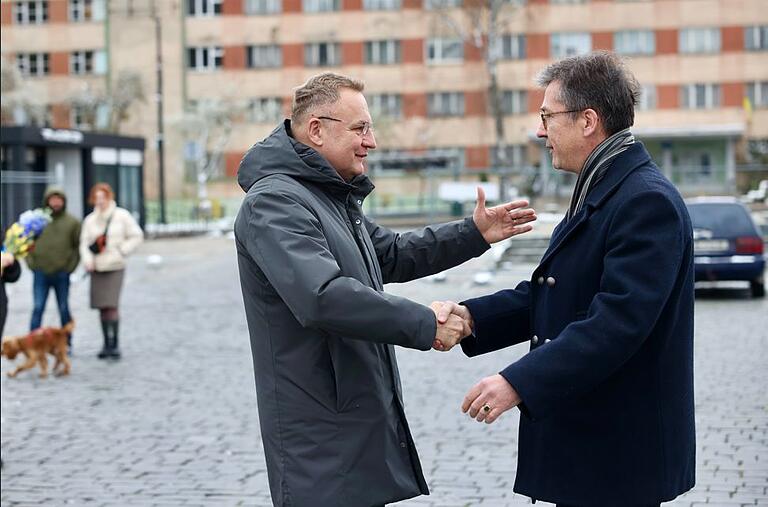 Wiedersehen in der Partnerstadt: Würzburgs Oberbürgermeister Christian Schuchardt (rechts) und sein Lwiwer Amtskollege Andrij Sadovyj bei der Begrüßung in Lwiw. Wiedersehen in der Partnerstadt: Würzburgs Oberbürgermeister Christian Schuchardt (rechts) und sein Lwiwer Amtskollege Andrij Sadovyj bei der Begrüßung in Lwiw.