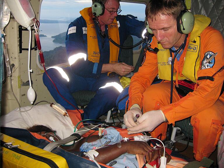 Bilder aus dem Einsatz auf den Salomon-Inseln: Der Transport mit dem Hubschrauber war oft die einzige Möglichkeit, Patienten zu versorgen. Bilder aus dem Einsatz auf den Salomon-Inseln: Der Transport mit dem Hubschrauber war oft die einzige Möglichkeit, Patienten zu versorgen. 
