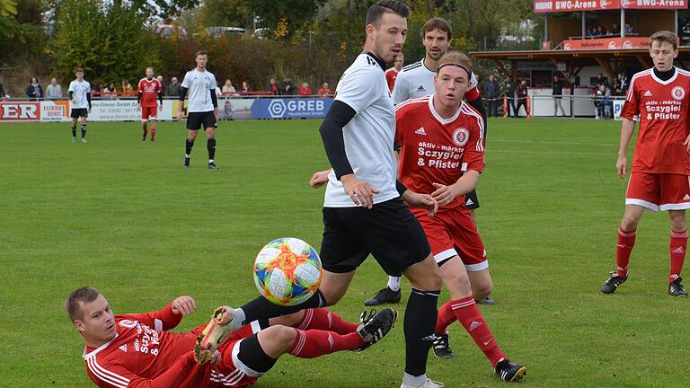 Eine Szene aus dem Ligaspiel der vergangenen Saison, als der TSV Ettleben (Mitte Maximilian Mosandl) in Bergrheinfeld mit 2:0 gewann. Im Pokalhanbfinale triumphierte diesmal der TSV Bergrheinfeld (links Tobias Rudloff, rechts Lorenz Kuhn). Eine Szene aus dem Ligaspiel der vergangenen Saison, als der TSV Ettleben (Mitte Maximilian Mosandl) in Bergrheinfeld mit 2:0 gewann. Im Pokalhanbfinale triumphierte diesmal der TSV Bergrheinfeld (links Tobias Rudloff, rechts Lorenz Kuhn).