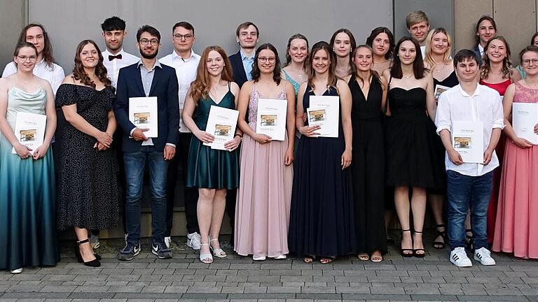 Die Abiturientinnen und Abiturienten der Klassen AT13, S13 und FBW13.