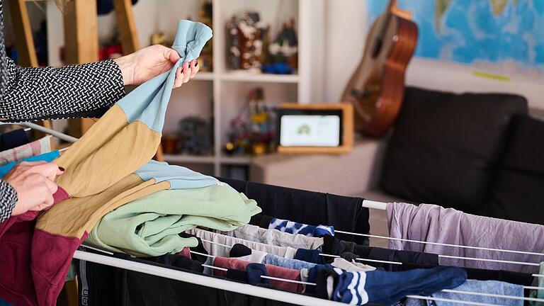 Frau arbeitet im Haushalt - Laut einer aktuellen Studie leisten berufstätige Frauen deutlich mehr im Haushalt als Männer. (Symbolbild) Frau arbeitet im Haushalt - Laut einer aktuellen Studie leisten berufstätige Frauen deutlich mehr im Haushalt als Männer. (Symbolbild)