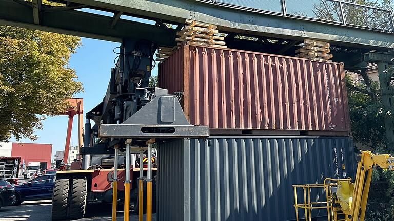 Das Bild zeigt die Sicherung des Fußgängerstegs auf der Südseite des Hauptbahnhofs durch zwei Container. Das Bild zeigt die Sicherung des Fußgängerstegs auf der Südseite des Hauptbahnhofs durch zwei Container.