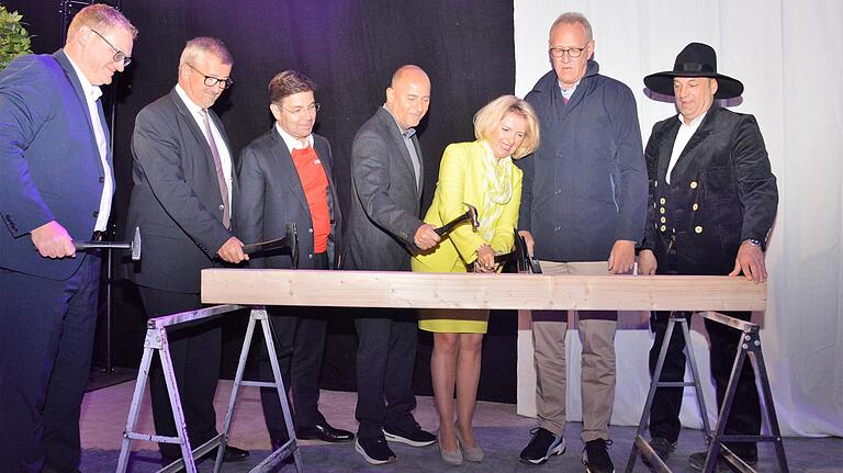 Nagel schlagen zum Richtfest: (von links) Johann Steinkellner, Ernst Nickel, Wolfgang Dietz, Michael Lämmermann, Tamara Bischof, Frank Dreeke und Guido Meuter. Nagel schlagen zum Richtfest: (von links) Johann Steinkellner, Ernst Nickel, Wolfgang Dietz, Michael Lämmermann, Tamara Bischof, Frank Dreeke und Guido Meuter.