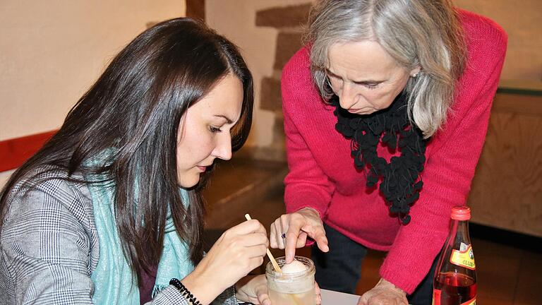 Wie lange hält diese Eierschale der verdünnten Zitronensäure im Glas stand? Gespannt verfolgten Seminarteilnehmer bei "Chemie im Alltag" in der VHS Gerolzhofen den Zersetzungsprozess. Wie lange hält diese Eierschale der verdünnten Zitronensäure im Glas stand? Gespannt verfolgten Seminarteilnehmer bei "Chemie im Alltag" in der VHS Gerolzhofen den Zersetzungsprozess.