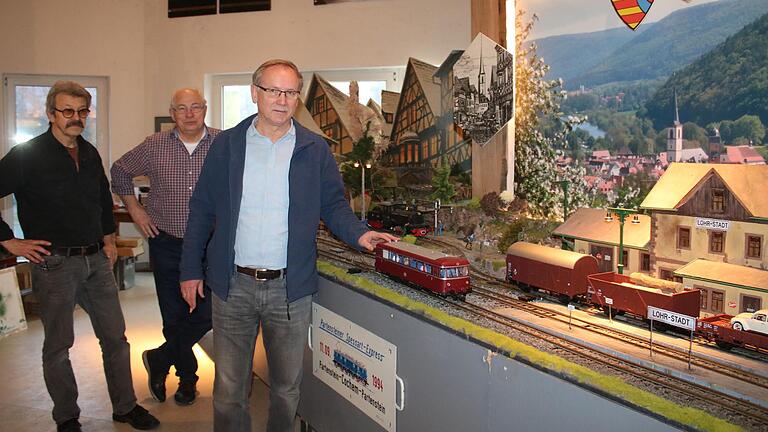 Die 'Main-Spessart Modellbahn', das Werk von Hans Weber (von links), Gerhard Wölfel und Werner Urbaniak, ist weitgehend abgeschlossen. Ab dem 1. Februar kann das kleine Eisenbahnmuseum jeweils am ersten Samstag im Monat nachmittags kostenlos besucht werden.&nbsp;