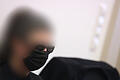 Prozessauftakt wegen Mordes an Ehemann.jpeg       -  Prozessauftakt wegen Mordes an Ehemann 21.05.2024, Bayern, Memmingen: Ein 34-jährige Frau sitzt in einem Gerichtsaal des Landgerichts auf der Anklagebank. Weil sie ihren Ehemann heimtückisch und aus Habgier durch einen Brand getötet haben soll, muss sich eine 34-Jährige ab Dienstag (9.00 Uhr) vor dem Landgericht Memmingen wegen Mordes verantworten. Der 38-Jährige starb laut Anklage im Mai vergangenen Jahres an einer Rauchgasvergiftung in der gemeinsamen Wohnung des Paares in Memmingen. (zu dpa: «Gutachten soll Angeklagte in Mordprozess entlasten») Foto: Karl-Josef Hildenbrand/dpa +++ dpa-Bildfunk +++
