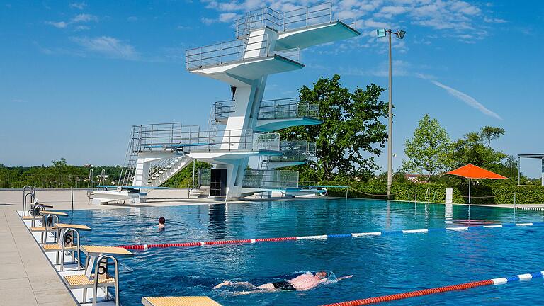 Seit dem 3. Juni hat das Freibad im Silvana wieder geöffnet. Allerdings sind einige Angebote eingeschränkt. Und das Hallenbad und die Sauna werden erst nach dem Ende der Freibadsaison öffnen. Seit dem 3. Juni hat das Freibad im Silvana wieder geöffnet. Allerdings sind einige Angebote eingeschränkt. Und das Hallenbad und die Sauna werden erst nach dem Ende der Freibadsaison öffnen.