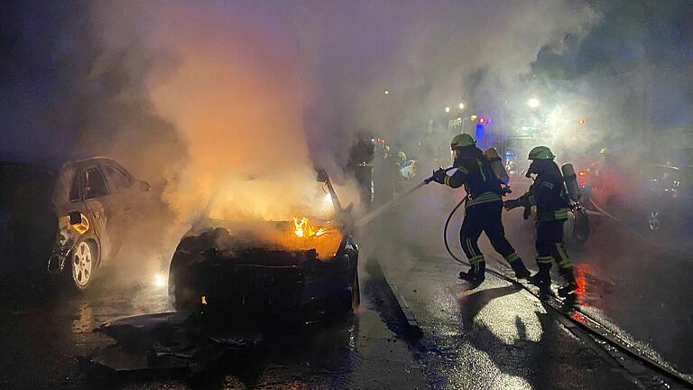 In der Nacht zum Gründonnerstag brannte in der Berliner Straße in Gerolzhofen ein Auto völlig aus. An gleicher Stelle hatte vier Tage zuvor bereits ein anderes Auto gebrannt (links im Bild). Die Polizei ermittelt wegen mutmaßlicher Brandstiftung. In der Nacht zum Gründonnerstag brannte in der Berliner Straße in Gerolzhofen ein Auto völlig aus. An gleicher Stelle hatte vier Tage zuvor bereits ein anderes Auto gebrannt (links im Bild). Die Polizei ermittelt wegen mutmaßlicher Brandstiftung.