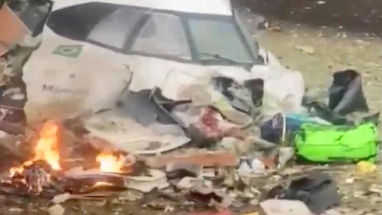 Passagieren-Flugzeug in Brasilien abgestürzt       -  Dieser Ausschnitt aus einem Video zeigt Wrackteile eines Flugzeugs, das neben einem Haus im brasilianischen Vinhedo abgestürzt ist.
