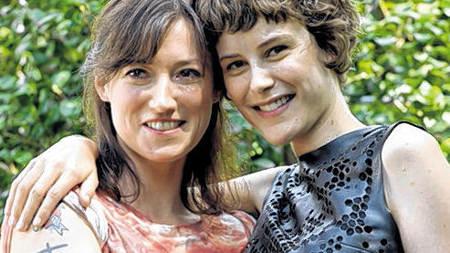 Charlotte Roche (links) und Hauptdarstellerin Carla Juri in Locarno.