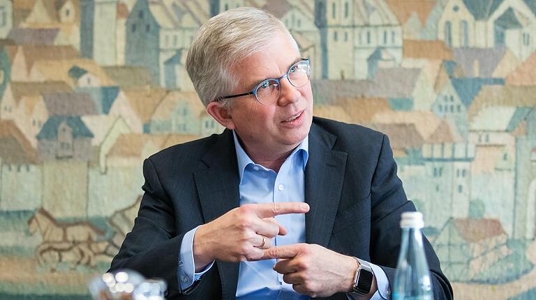 Der Würzburger Andrew Ullmann ist Mitglied des Deutschen Bundestages und Professor für Medizin mit dem Schwerpunkt Infektiologie.&nbsp;