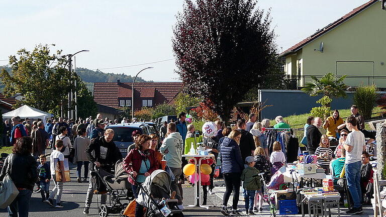Bei schönstem Herbstwetter war viel los auf dem ersten Tiefenthaler Dorfflohmarkt