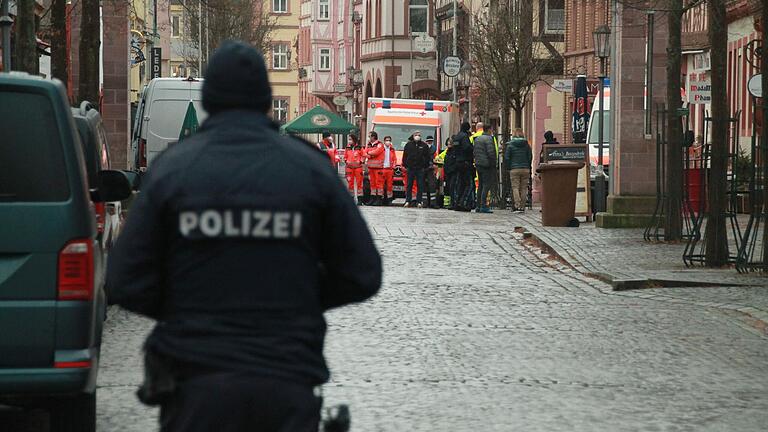 Acht Stunden lang hielt ein Geiselnehmer im Februar 2022 die Polizei in Karlstadt (Lkr. Main-Spessart) in Atem, dann gab er auf. Am Donnerstag wurde vor Gericht in Würzburg das Urteil gefällt. Acht Stunden lang hielt ein Geiselnehmer im Februar 2022 die Polizei in Karlstadt (Lkr. Main-Spessart) in Atem, dann gab er auf. Am Donnerstag wurde vor Gericht in Würzburg das Urteil gefällt. 