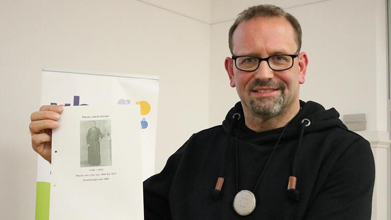 Gerd Walter mit einem Foto von Pfarrer Günter, einer der ältesten Aufnahmen, die in Lohr gemacht wurden.