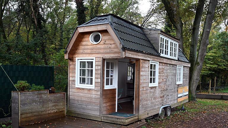 Tiny House - Das Interesse an Tiny Houses nimmt deutlich zu. Die Kosten sind auch erschwinglicher als für ein gewöhnliches Haus. Tiny House - Das Interesse an Tiny Houses nimmt deutlich zu. Die Kosten sind auch erschwinglicher als für ein gewöhnliches Haus.