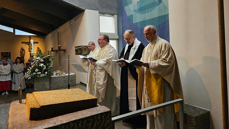 25 Jahre Priester feierte Pfarrer Dr. Harald Fritsch, Würzburg-Lengfeld (2. von links), mit dabei Pfarrer Stefan Meyer und Josef Fischer von den Franziskanern. Links Thomas Klemm, Kurskollege von Pfr. Fritsch.