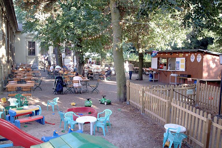 Der Biergarten der B.Neumann: Direkt am Hofgarten gelegen, besticht er mit seiner zentralen Lage, schattenspendenden Bäumen und einer Spielecke. Der Biergarten der B.Neumann: Direkt am Hofgarten gelegen, besticht er mit seiner zentralen Lage, schattenspendenden Bäumen und einer Spielecke.