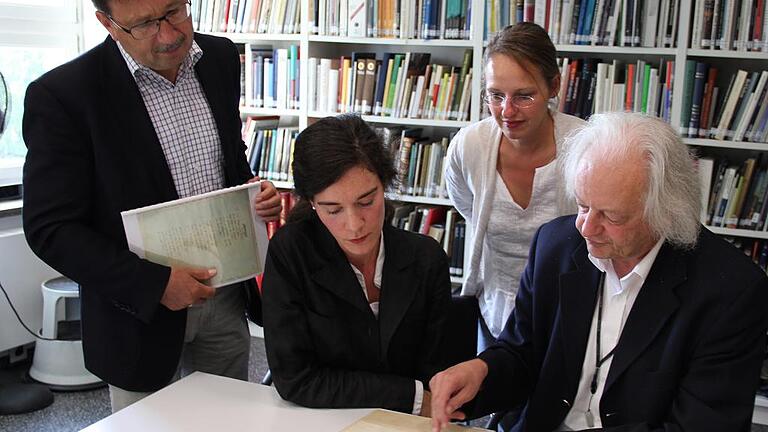 Erinnerungen eines Dorfamtmannsohns: Bürgermeister Friedel Heckenlauer, Dagmar Stonus von FranKonzept, Germanistin Nora Zügel und Rudolf Kreutner, Geschäftsführer der Rückert-Gesellschaft, mit dem Originalmanuskript von Friedrich Rückert. Erinnerungen eines Dorfamtmannsohns: Bürgermeister Friedel Heckenlauer, Dagmar Stonus von FranKonzept, Germanistin Nora Zügel und Rudolf Kreutner, Geschäftsführer der Rückert-Gesellschaft, mit dem Originalmanuskript von Friedrich Rückert.