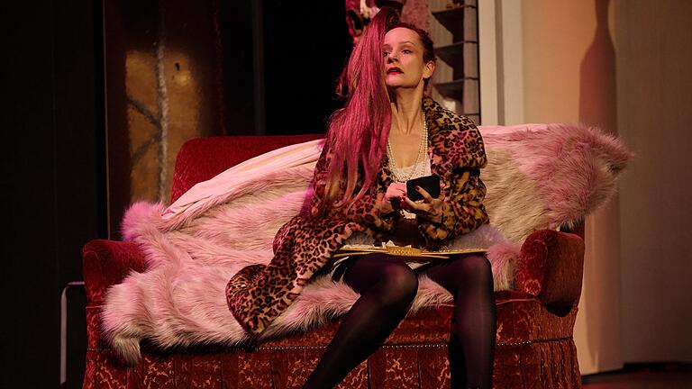 Lisa Wildmann ist eine Madame Bovary, die aus der Enge der Provinz ausbricht, und schließlich verzweifelt.