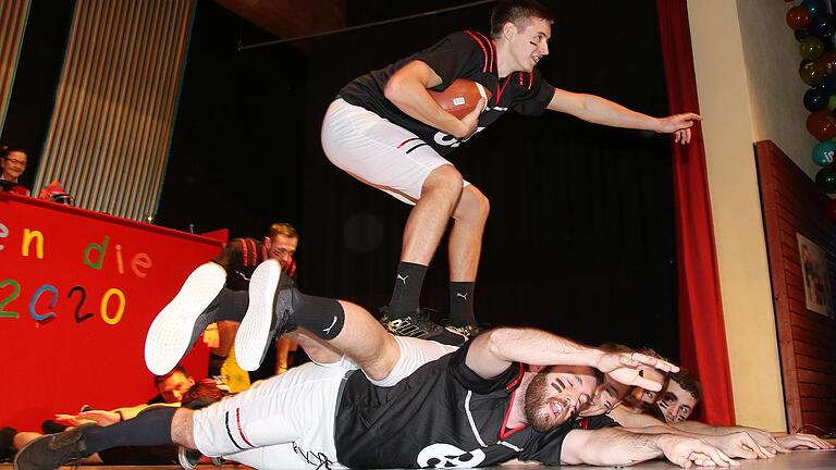 Die Sportart American Football führte das Alitzheimer Männerballett auf.