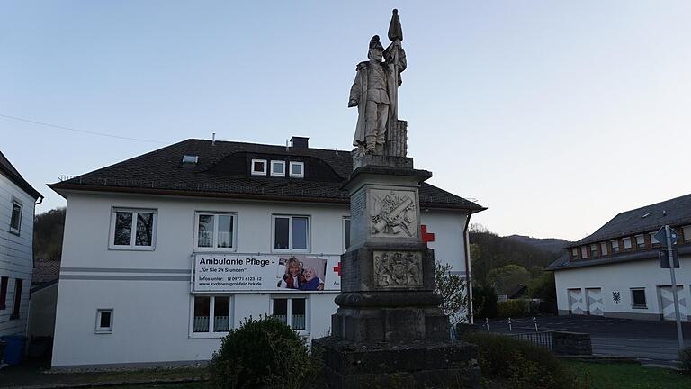 Das Kriegerdenkmal in Bischofsheim wurde Ende vorigen Jahres mutwillig beschädigt. Nun soll es über die Fördergemeinschaft saniert werden. Das Kriegerdenkmal in Bischofsheim wurde Ende vorigen Jahres mutwillig beschädigt. Nun soll es über die Fördergemeinschaft saniert werden.